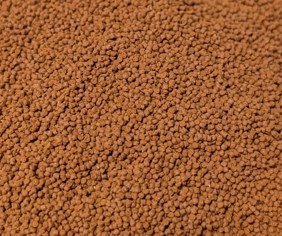 Red discus pellets for colour enhancing